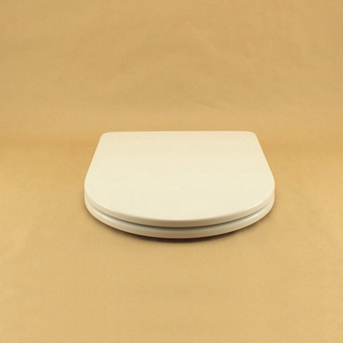 Witte wc-bril met thermische bevestiging en softclosemechanisme