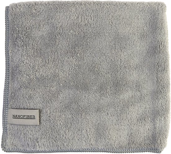Grijze microvezeldoek met een zacht oppervlak en een 'Nanofiber' label, platliggend op een witte achtergrond.