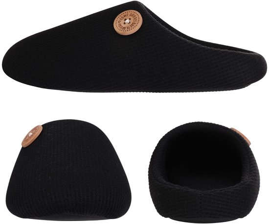 Zwarte, geribbelde pantoffel met decoratieve beige knoop met opschrift 'Como quieres que te quiera'.