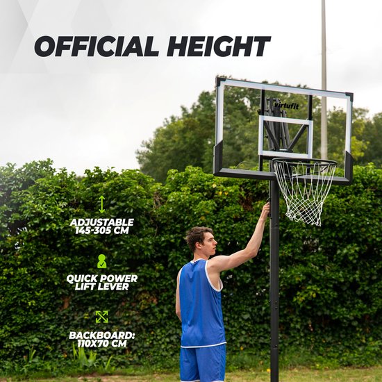 Een jonge man past de hoogte van de VirtuFit basketbalpaal aan. De paal is 145-305 cm hoog en heeft een backboard van 110x70cm.