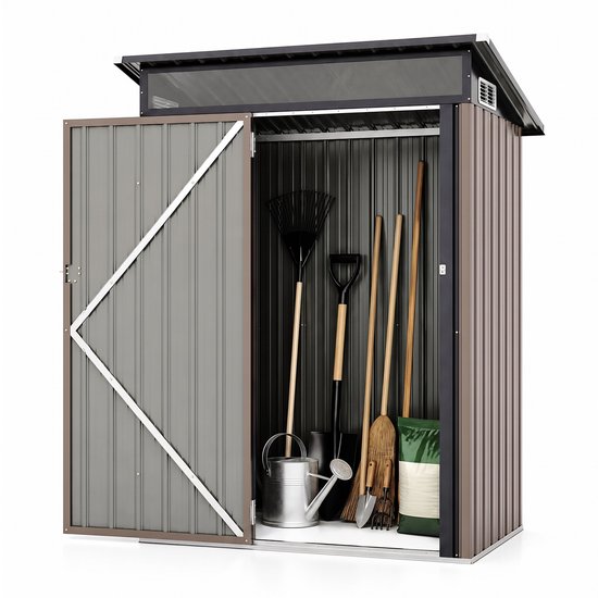 Open bruine metalen tuinschuur met tuingereedschap binnenin.