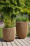 Twee lichtbruine, geribbelde bolvormige bloempotten met gras- en lavendelplanten.