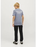 Jongens in grijze T-shirt met opdruk op rug, en zwarte cargo broek.