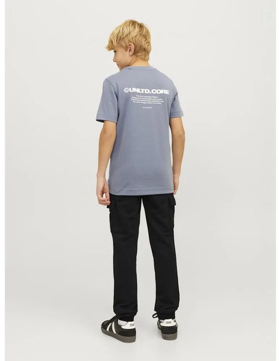 Jongens in grijze T-shirt met opdruk op rug, en zwarte cargo broek.
