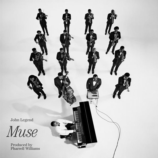 John Legend's album 'Muse'. Een orkest van muzikanten in pak, spelend met instrumenten, met John Legend aan de piano.
