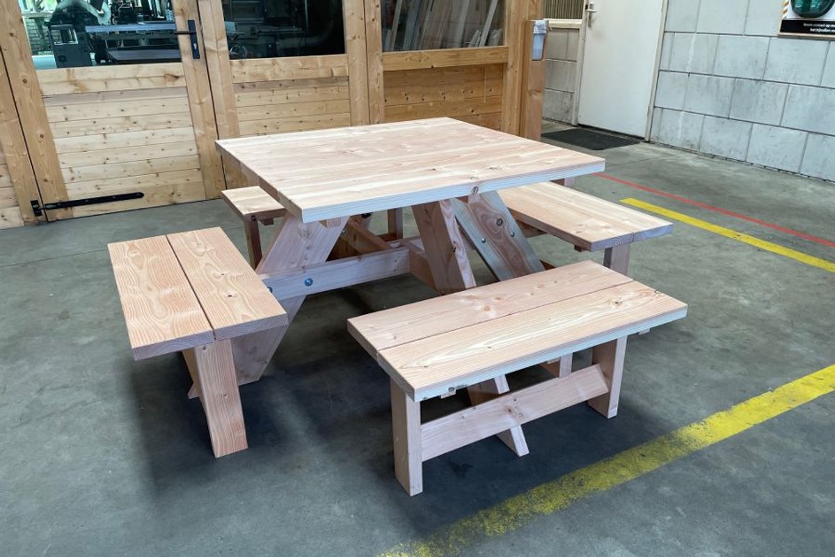 Rockwood® Picknicktafel Vierkant Douglas 1.00m met 3 rugleuningen inclusief montage op locatie Naturel