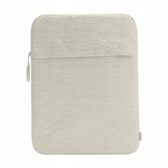 Lichtbeige Incase laptoptas met ritsvak en merklogo op de voorzijde.
