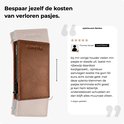 Bruine Vylento pasjeshouder in een review-omgeving met tekst over het stevig vasthouden van kaarten.