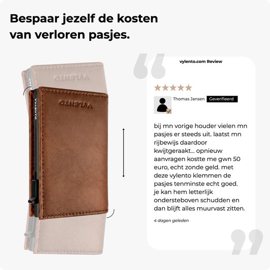 Bruine Vylento pasjeshouder in een review-omgeving met tekst over het stevig vasthouden van kaarten.