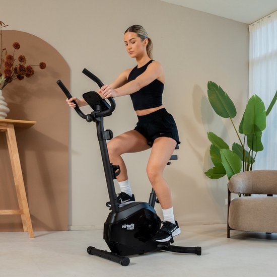Zwarte hometrainer met een vrouw in sportkleding die erop zit.