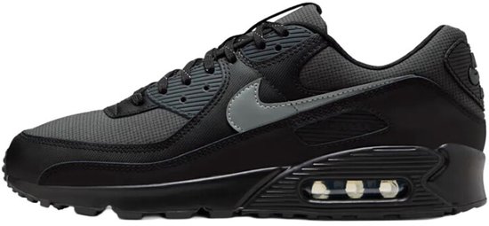 Zwarte Nike Air Max 90 sneaker met grijze details en reflecterende swoosh. Zichtbare luchtkussens in de zool.