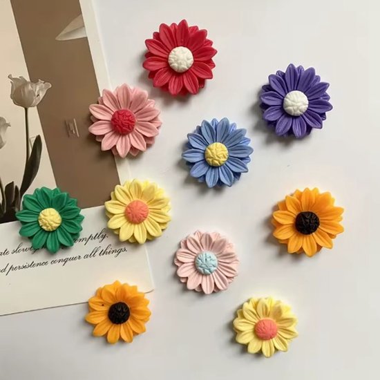 Een assortiment van 9 kleurrijke bloemvormige magneten in roze, groen, geel, paars, rood, lichtblauw en oranje.