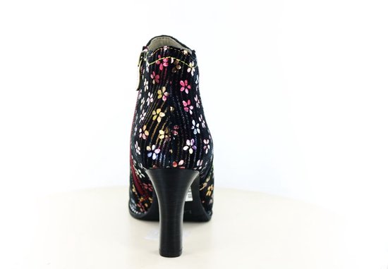 Achterkant van zwarte enkellaars met bloemenprint, bordeauxrode neus en hoge hak.