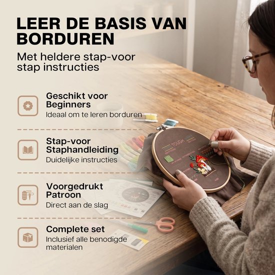 Vrouw borduurt met een bruine stof en houten ring. Inclusief stap-voor-stap instructies en een voorbedrukt patroon.