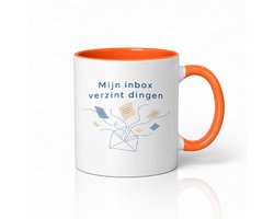 Minimalistische 'Mijn Inbox Verzint Dingen' Mok – Humoristische Koffiemok voor Kantoorwerkers en AI-Fans