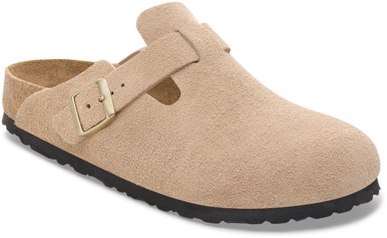Beige Birkenstock Boston suède klomp met een verstelbare gesp en zwarte zool.
