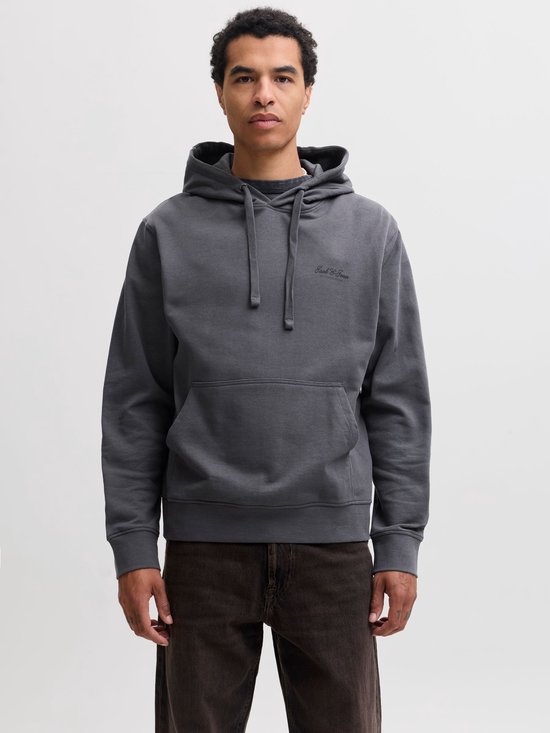 Man in donkergrijze hoodie met capuchon, kangoeroezak en geborduurd 'Jack & Jones' logo.
