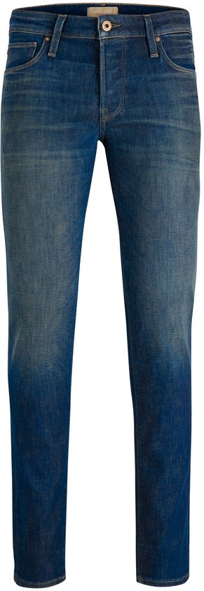 Voorkant van een donkerblauwe jeans met knoopsluiting en klassieke zakken. De jeans heeft een licht verweerde look.