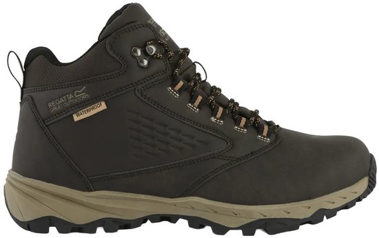 Bruine hoge wandelschoen met waterproof-logo op de zijkant. Een beige zool en contrasterende veters. Regatta Isolate.