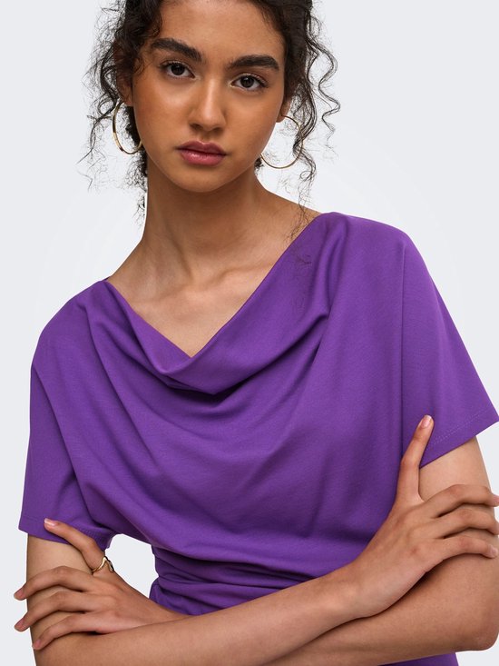 Detailopname van een model in een paarse ONLY top met gedrapeerde halslijn en gouden ringoorbellen.