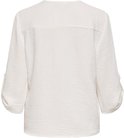 Achterkant van een witte blouse met kreuktextuur en opgerolde driekwartmouwen.