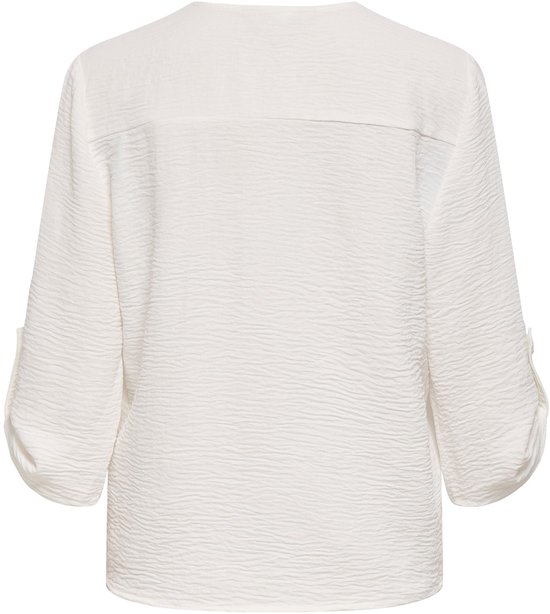 Achterkant van een witte blouse met kreuktextuur en opgerolde driekwartmouwen.