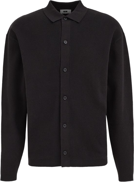 Zwarte gebreide cardigan met structuur, kraag en knopen, op witte achtergrond.