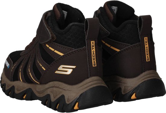 Achterkant bruine Skechers wandelschoenen met zwarte mesh, gele accenten en 'SKECH-TEX'.