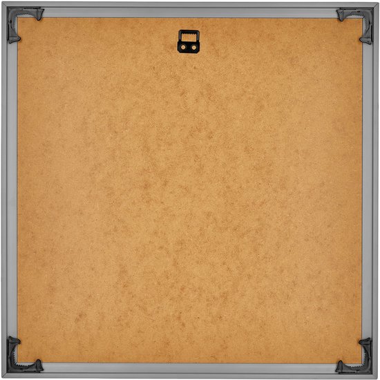 Achterkant van zilverkleurig kunststof fotolijstje met ophangsysteem.