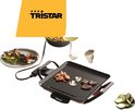Gourmetstel met Tristar logo, garnalen, biefstuk en paddenstoelen, met salade en courgette ernaast.