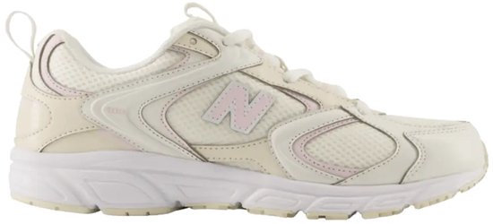 Buitenzijde New Balance 408 sneaker in ecru met textuur en roze merkaccenten.