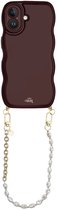 xoxo Wildhearts Glossy Wavy Cord Case Burgundy - Geschikt voor iPhone 16 - Over The Moon - Kort koord - Glimmend telefoonhoesje met golven - Hoesje met koord - Parelketting / Gouden schakelketting - Kort telefoonkoord - Bordeaux rood hoesje