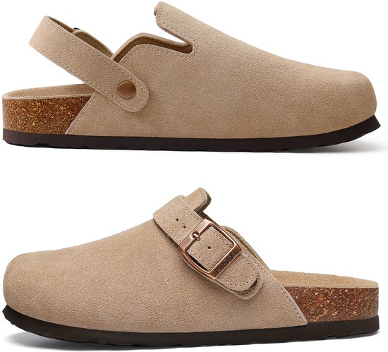 Zijaanzichten van beige suède klompjes met gespen en verstelbare bandjes.