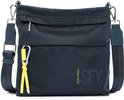 Donkerblauwe crossbodytas van SURI FREY met een gele sleutelhanger en zilverkleurige details.