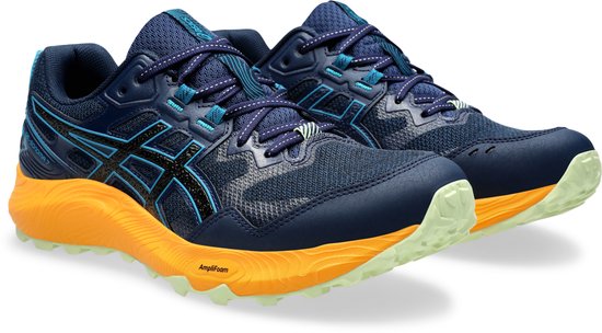 Paar marineblauwe trailschoenen met oranje zolen, zwarte en blauwe ASICS-strepen, gezien vanaf de voorkant.