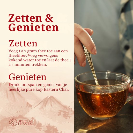 Een hand roert theebladeren in een glazen kopje met warme Eastern Chai thee.