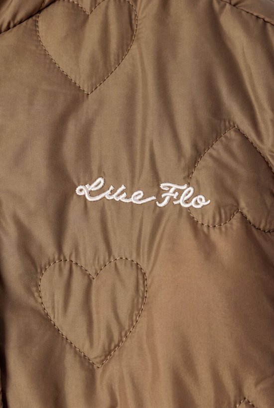 Bruine Like Flo jas met witte geborduurde tekst en hartjespatroon.