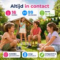 Vier kinderen met walkietalkies in een tuin. De walkietalkies hebben 16 kanalen, 99 subkanalen en een bereik van 3-5 km.
