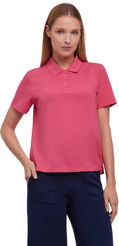 Model draagt een roze poloshirt met korte mouwen en knoopsluiting.