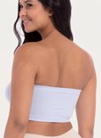 Lichtblauwe bandeau top met gerimpelde voorkant, gedragen door een vrouw met lange, donkere haren.