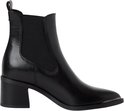 Zwarte leren chelsea boot met blokhak en vierkante neus met metalen detail. Elastische zijpanelen en een lus aan de achterkant.