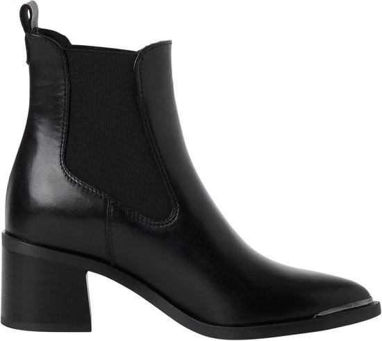 Zwarte leren chelsea boot met blokhak en vierkante neus met metalen detail. Elastische zijpanelen en een lus aan de achterkant.