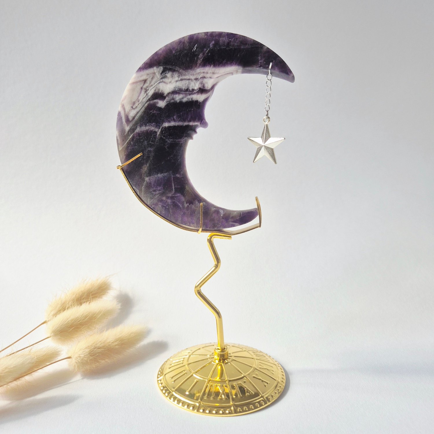 Moonlight Gemstones Dream Amethist Maan op Goudkleurige Standaard – 10cm #29 - Edelsteen Gezicht Gravure Spiritueel Interieur Meerkleurig