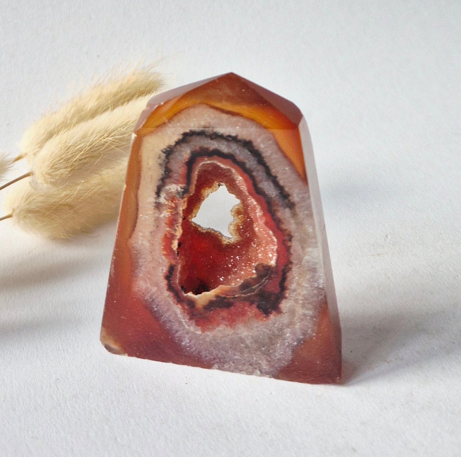 Moonlight Gemstones Carneool Agaat Platte Toren met Druzy – 74g Meerkleurig