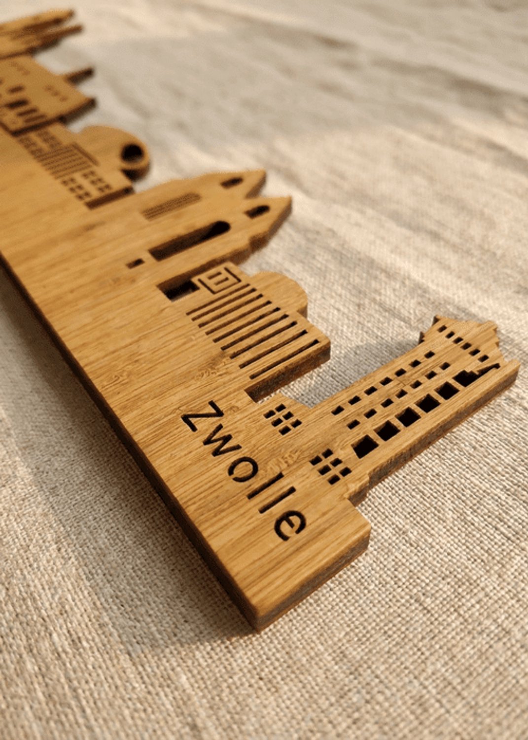 Houten Skyline Zwolle | Wanddecoratie voor aan de muur | Bamboe | 70 x 14 cm