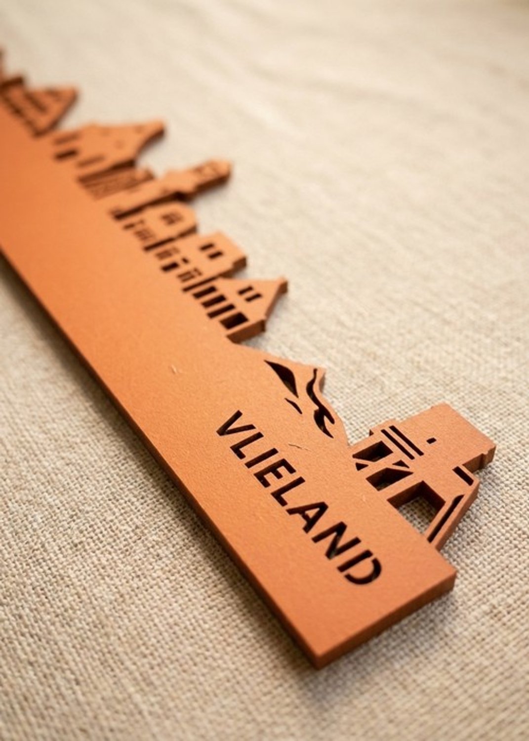 Houten Skyline Vlieland | Wanddecoratie voor aan de muur | Oranje MDF | 100 x 20 cm