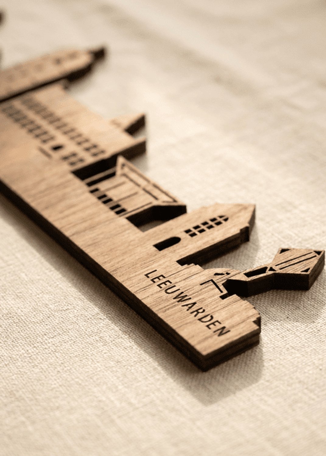 Houten Skyline Leeuwarden | Wanddecoratie voor aan de muur | Noten | 70 x 13 cm