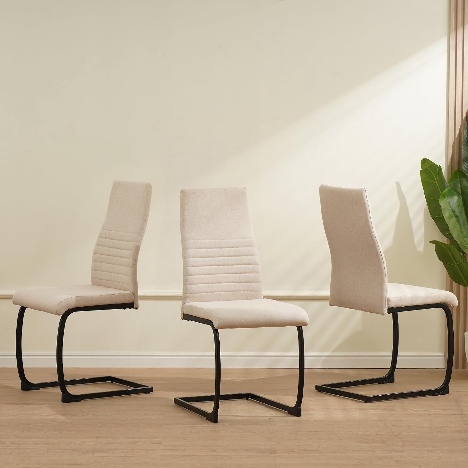 Turano Luxe Sledestoelen Set van 4 Beige – Moderne Gestoffeerde Eetkamerstoelen met Metalen Frame, Extra Dikke 5 cm Zitting, Ergonomische Rugleuning en Stoffen Bekleding – 97,5 x 44,5 x 48 cm