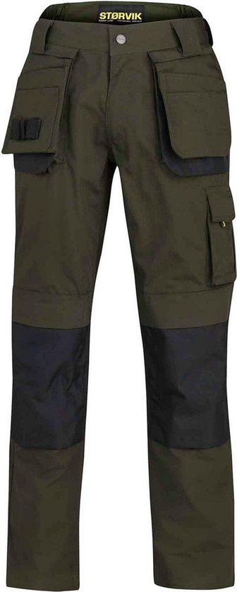 Olijfgroene werkbroek met zwarte kniestukken, meerdere zakken en STØRVIK-logo op de tailleband.