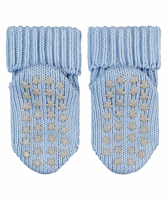 Lichtblauwe gebreide babysokjes met grijze antislip sterren op de zolen.